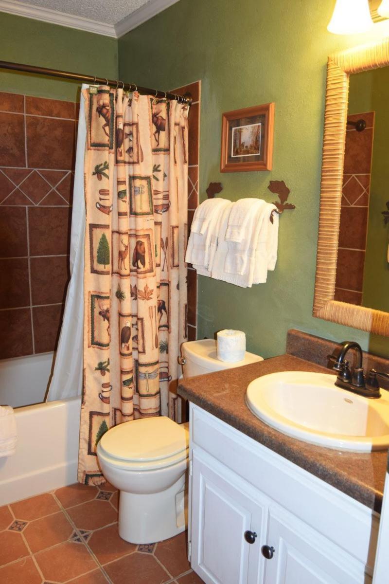 Claim Jumper Townhouse 16 - On The River - Across From The Fishing Ponds - In Town - Near The Ski Area - Fireplace - Wifi - Sate レッドリバー エクステリア 写真